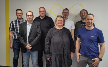 Auf dem Foto der Vorstand der Energiegenossenschaften (v.l.n.r.): Obmann-Stv. Cornelis Pater, Mario Anibas, Obmann Rainer Liebscher, Ursula Fuhs, Helmut Hörmann, Christian Pomper (Raiffeisen Revisionsverband), Martin Bichl