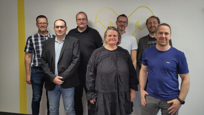 Auf dem Foto der Vorstand der Energiegenossenschaften (v.l.n.r.): Obmann-Stv. Cornelis Pater, Mario Anibas, Obmann Rainer Liebscher, Ursula Fuhs, Helmut Hörmann, Christian Pomper (Raiffeisen Revisionsverband), Martin Bichl