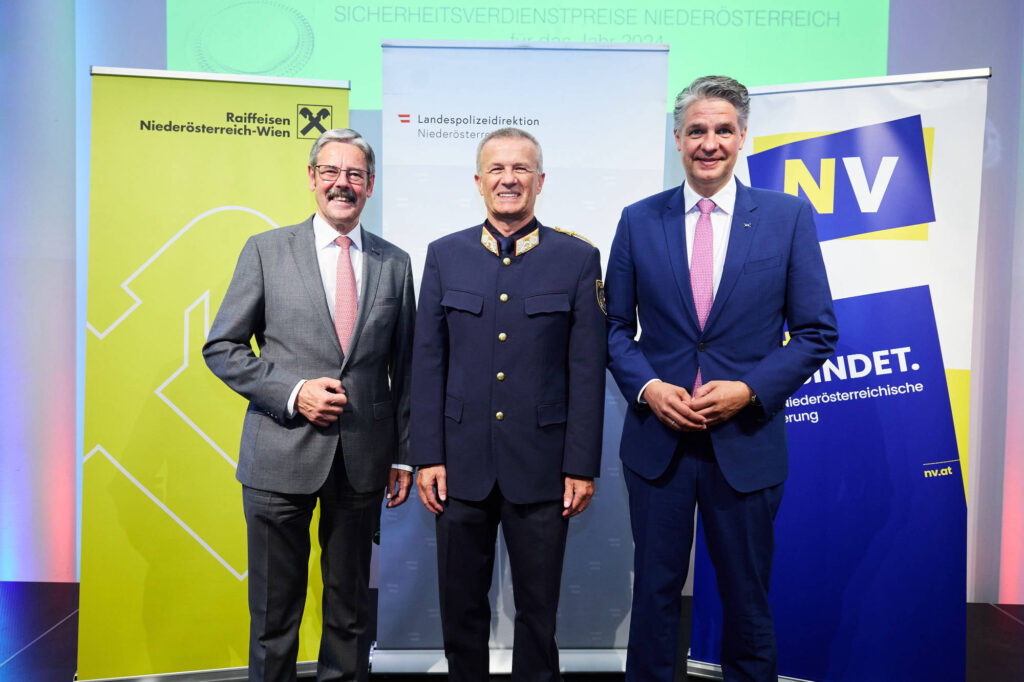 Erwin Hameseder ehrte gemeinsam mit Landespolizeidirektor Franz Popp und Stefan Jauk engagierte Polizisten und couragierte Zivilpersonen.