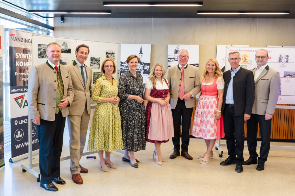 Gerhard Bauernfeind, Lukas Maier, Bezirkshauptfrau Daniela Obleser, Bürgermeisterin Barbara Kainz, LAbg Silke Dammerer, Stephan Pernkopf, Moderatorin Birgit Perl, Bauernbundpräsident Georg Strasser und Johannes Schuster