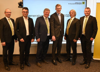 Gruppenfoto von der Generalversammlung der Raiffeisenbank Wiener Neustadt-Schneebergland