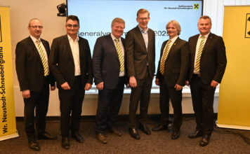 Gruppenfoto von der Generalversammlung der Raiffeisenbank Wiener Neustadt-Schneebergland