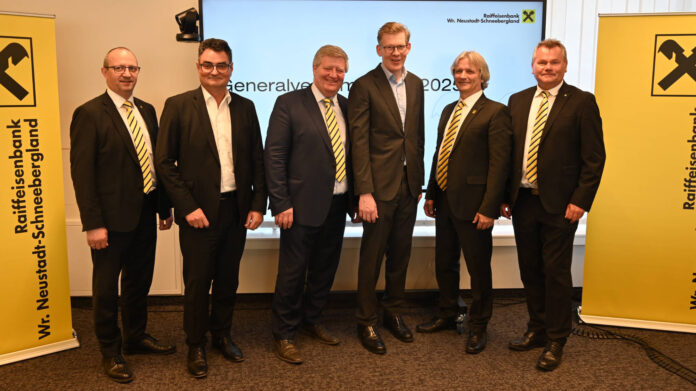 Gruppenfoto von der Generalversammlung der Raiffeisenbank Wiener Neustadt-Schneebergland