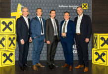 Das Führungsteam der Bank und zahlreiche Ehrengäste kamen ins Kultur Quartier Kufstein: Alexander Büchel (Raiffeisenverband Tirol), Bernhard Schwaiger, AR-Vorsitzender Kaspar Fuchs, Michael Rieser und Hubert Schenk (RLB Tirol AG).