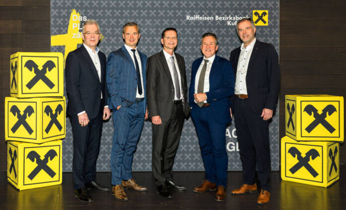 Das Führungsteam der Bank und zahlreiche Ehrengäste kamen ins Kultur Quartier Kufstein: Alexander Büchel (Raiffeisenverband Tirol), Bernhard Schwaiger, AR-Vorsitzender Kaspar Fuchs, Michael Rieser und Hubert Schenk (RLB Tirol AG).