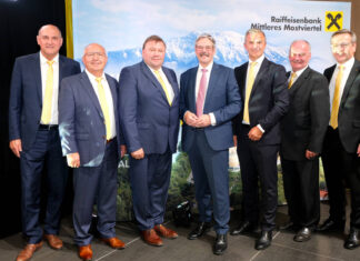 AR-Vorsitzender-Stv. Johann Kamleiter, Harald Wehrberger, Leopold Gruber-Doberer, Erwin Hameseder, Hannes Scheuchelbauer, Obmann-Stv. Herbert Leichtfried und Kurt Moser bei der Generalversammlung in der Messe Wieselburg