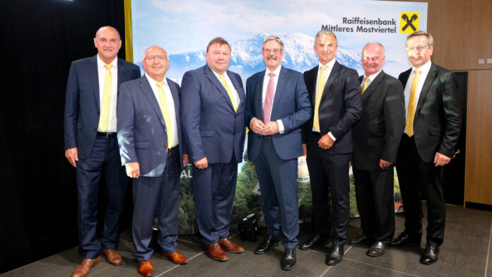AR-Vorsitzender-Stv. Johann Kamleiter, Harald Wehrberger, Leopold Gruber-Doberer, Erwin Hameseder, Hannes Scheuchelbauer, Obmann-Stv. Herbert Leichtfried und Kurt Moser bei der Generalversammlung in der Messe Wieselburg