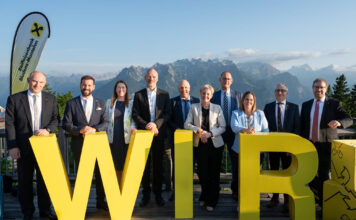 Stefan Wachter, Bgm. Simon Tschann, Elisabeth Strassmair, AR-Vorsitzender-Stv. Thomas Mallin, AR Edwin Gantner, Betriebsrätin Monika Wandruschka, AR-Vorsitzender Gerhard Fend, Christine Höfle-Beyweiss, Leiterin des Revisionsverbandes der RLB Vorarlberg, Betriebsrats-Obmann Peter Stutz und Betriebsrat Michael Pisoni