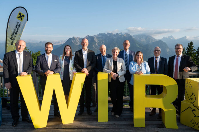 Stefan Wachter, Bgm. Simon Tschann, Elisabeth Strassmair, AR-Vorsitzender-Stv. Thomas Mallin, AR Edwin Gantner, Betriebsrätin Monika Wandruschka, AR-Vorsitzender Gerhard Fend, Christine Höfle-Beyweiss, Leiterin des Revisionsverbandes der RLB Vorarlberg, Betriebsrats-Obmann Peter Stutz und Betriebsrat Michael Pisoni