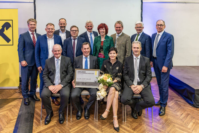 ruppenfoto von der Generalversammlung der RB Mureck: Vorne: Helmut Rossmann, Josef und Evelyn Galler sowie AR-Vorsitzender Josef Bauer; hinten: RLB-Vorstand Florian Stryeck, Karlheinz Zelzer, Peter Weissl, Franz Huß, Obmann-Stv. Anton Wohlkinger, AR-Vorsitzender-Stv. Veronika Hödl, Verbandsobmann Franz Titschenbacher, RLB-Präsident Josef Hainzl und Martin Schaller