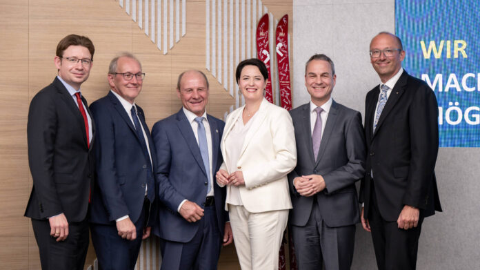 Gruppenfoto von der Verabschiedung: Norman Eichinger, Rudi Leitner, Franz Feichtinger, Dagmar Inzinger-Dorfer, Joachim Knoglinger und Reinhard Schwendtbauer