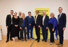 Gruppenfoto von der Generalversammlung der Raiffeisenbank Stockerau 2024: Walter Pamperl, AR-Vorsitzende-Stv. Ursula Eichler, Johann Schreiber, Christina Schwarzl (Revision), Obmann-Stv. Peter Unger, AR-Vorsitzender Wolfgang Dobritzhofer, Gerhard Forstner, Ursula Paul und Manuel Hanselmann