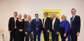 Gruppenfoto von der Generalversammlung der Raiffeisenbank Stockerau 2024: Walter Pamperl, AR-Vorsitzende-Stv. Ursula Eichler, Johann Schreiber, Christina Schwarzl (Revision), Obmann-Stv. Peter Unger, AR-Vorsitzender Wolfgang Dobritzhofer, Gerhard Forstner, Ursula Paul und Manuel Hanselmann