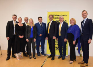 Gruppenfoto von der Generalversammlung der Raiffeisenbank Stockerau 2024: Walter Pamperl, AR-Vorsitzende-Stv. Ursula Eichler, Johann Schreiber, Christina Schwarzl (Revision), Obmann-Stv. Peter Unger, AR-Vorsitzender Wolfgang Dobritzhofer, Gerhard Forstner, Ursula Paul und Manuel Hanselmann