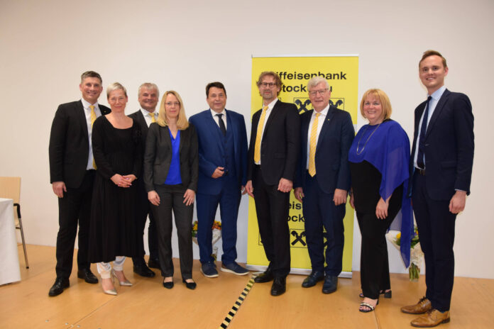 Gruppenfoto von der Generalversammlung der Raiffeisenbank Stockerau 2024: Walter Pamperl, AR-Vorsitzende-Stv. Ursula Eichler, Johann Schreiber, Christina Schwarzl (Revision), Obmann-Stv. Peter Unger, AR-Vorsitzender Wolfgang Dobritzhofer, Gerhard Forstner, Ursula Paul und Manuel Hanselmann