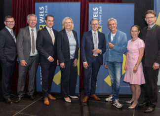 Gruppenfoto von der Generalversammlung der Raiffeisenbank Wels: AR-Vorsitzender-Stv. Bertram Hagen, Herbert Brandmayr, Michael Hag, Aufsichtsrätin Sieglinde Mayr, Roland Hechenberger, Thomas Brezina, Aufsichtsrätin Andrea Heine und Norman Eichinger, Verbandsdirektor des Raiffeisenverbandes OÖ