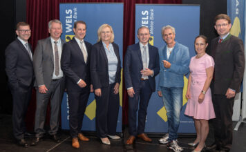 Gruppenfoto von der Generalversammlung der Raiffeisenbank Wels: AR-Vorsitzender-Stv. Bertram Hagen, Herbert Brandmayr, Michael Hag, Aufsichtsrätin Sieglinde Mayr, Roland Hechenberger, Thomas Brezina, Aufsichtsrätin Andrea Heine und Norman Eichinger, Verbandsdirektor des Raiffeisenverbandes OÖ
