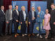 Gruppenfoto von der Generalversammlung der Raiffeisenbank Wels: AR-Vorsitzender-Stv. Bertram Hagen, Herbert Brandmayr, Michael Hag, Aufsichtsrätin Sieglinde Mayr, Roland Hechenberger, Thomas Brezina, Aufsichtsrätin Andrea Heine und Norman Eichinger, Verbandsdirektor des Raiffeisenverbandes OÖ