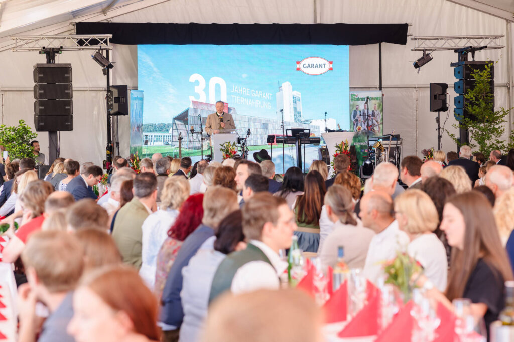 Blick ins Festzelt der 30-Jahre-Garant-Feier