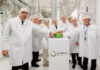 Das Führungsteam von GoodMills mit den Eigentümer-Vertretern Michael Höllerer (Raiffeisen NÖ-Wien, 2.v.re.) und Kurt Miesenböck (LLI, 1.v.re.) bei der Eröffnung der Mühle in Kutno