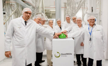 Das Führungsteam von GoodMills mit den Eigentümer-Vertretern Michael Höllerer (Raiffeisen NÖ-Wien, 2.v.re.) und Kurt Miesenböck (LLI, 1.v.re.) bei der Eröffnung der Mühle in Kutno