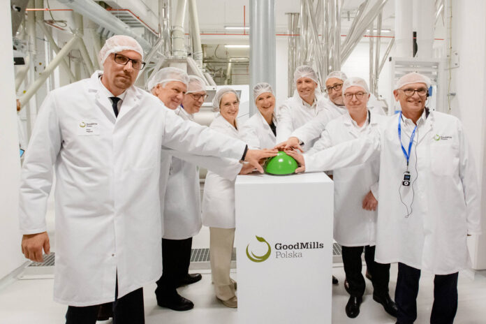 Das Führungsteam von GoodMills mit den Eigentümer-Vertretern Michael Höllerer (Raiffeisen NÖ-Wien, 2.v.re.) und Kurt Miesenböck (LLI, 1.v.re.) bei der Eröffnung der Mühle in Kutno