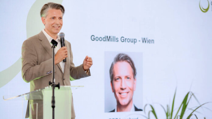Leonhard Gollegger auf der Bühne bei der GoodMills-Eröffnung in Polen