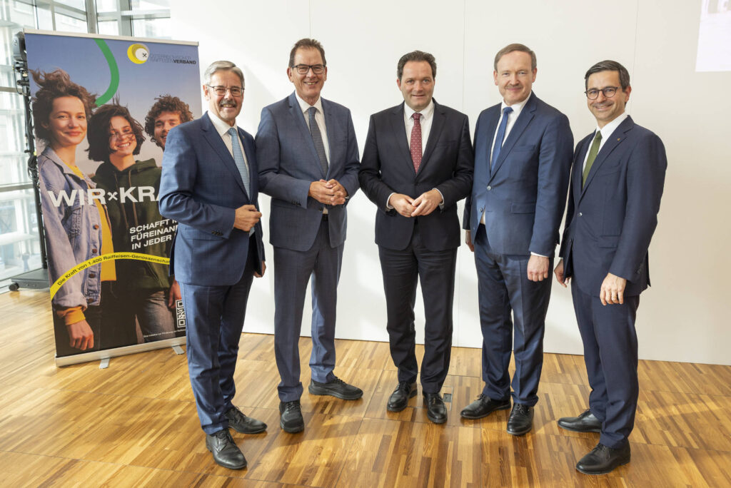 Gruppenfoto von den Speakern der Veranstaltung "Genossenschaften bewegen Österreich": Generalanwalt Erwin Hameseder, UNIDO-Generaldirektor Gerd Müller, Landwirtschaftsminister Norbert Totschnig, Economica-Chef Christian Helmenstein und ÖRV-Generalsekretär Johannes Rehulka