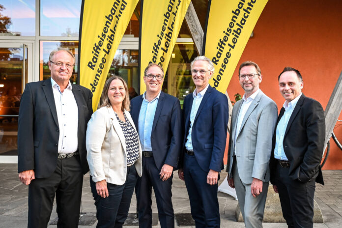 AR-Vorsitzender Elmar Rhomberg, Leiterin des Revisionsverbandes der RLB Vorarlberg Christine Höfle-Beyweiss, die Vorstände Gernot Uecker, Walter Sternath und Hubert Gieselbrecht sowie AR-Vorsitzender-Stv. Andreas Ascherl freuen sich über das positive Ergebnis.