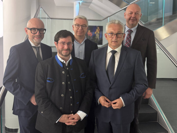 Karl Hameder, Aufsichtsratsvorsitzender Richard Jasenek, Michael Höllerer, Leopold Figl und Manfred Leitner freuen sich über die wegweisende Entscheidung.