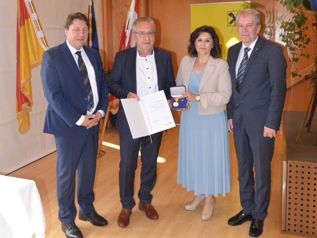Bei der Generalversammlung wurden Aufsichtsrats­vorsitzender Erwin Tinhof (re.) und seine Stellvertreterin Evelin David in ihren Funktionen wiedergewählt. Adalbert Renner (2.v.li.) scheidet aus dem Aufsichtsrat aus.