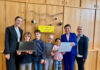 Sigrid Burkowski (2. von rechts) übergab die Notebooks an Klassenlehrerin Julia Burghardt, Schüler und Schülerinnen sowie Edeltraud Kufleitner, Direktorin der Diesterwegschule.