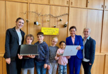 Sigrid Burkowski (2. von rechts) übergab die Notebooks an Klassenlehrerin Julia Burghardt, Schüler und Schülerinnen sowie Edeltraud Kufleitner, Direktorin der Diesterwegschule.