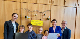 Sigrid Burkowski (2. von rechts) übergab die Notebooks an Klassenlehrerin Julia Burghardt, Schüler und Schülerinnen sowie Edeltraud Kufleitner, Direktorin der Diesterwegschule.