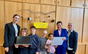 Sigrid Burkowski (2. von rechts) übergab die Notebooks an Klassenlehrerin Julia Burghardt, Schüler und Schülerinnen sowie Edeltraud Kufleitner, Direktorin der Diesterwegschule.