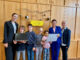Sigrid Burkowski (2. von rechts) übergab die Notebooks an Klassenlehrerin Julia Burghardt, Schüler und Schülerinnen sowie Edeltraud Kufleitner, Direktorin der Diesterwegschule.