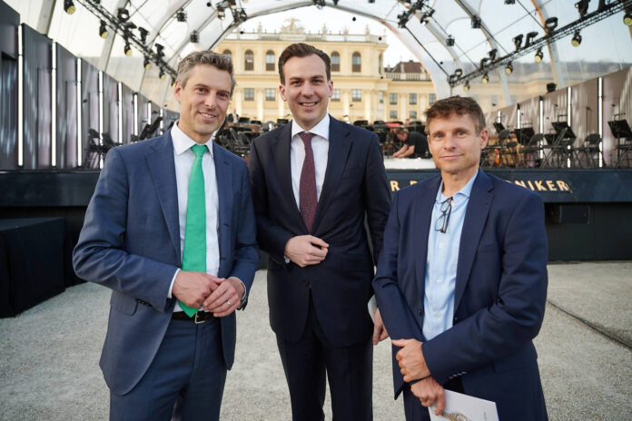 Boris Pelikan (Mitte) lud Florian Binder-Krieglstein und Gunter Deuber zum fachlichen Austausch nach Schönbrunn.