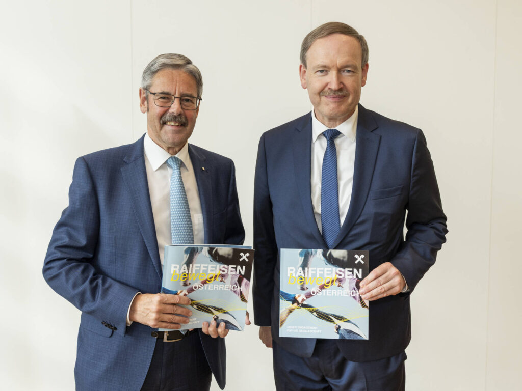 Generalanwalt Erwin Hameseder und Studien- Autor Christian Helmenstein präsentieren stolz den ersten Sozialbericht von Raiffeisen Österreich.