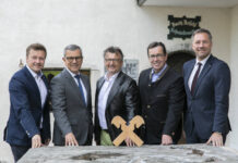 Gruppenfoto von der Vertragsverlängerung mit der Bachschmiede: Christoph Bachleitner, Herbert Stelzinger (RB Liefering-Maxglan-Siezenheim), Bernhard Robotka, Andreas Hasenöhrl und Franz Pfeifenberger (RB Wals-Himmelreich)