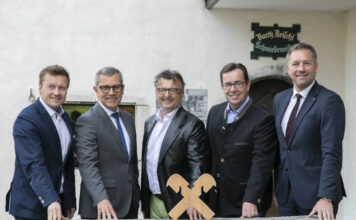 Gruppenfoto von der Vertragsverlängerung mit der Bachschmiede: Christoph Bachleitner, Herbert Stelzinger (RB Liefering-Maxglan-Siezenheim), Bernhard Robotka, Andreas Hasenöhrl und Franz Pfeifenberger (RB Wals-Himmelreich)
