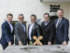Gruppenfoto von der Vertragsverlängerung mit der Bachschmiede: Christoph Bachleitner, Herbert Stelzinger (RB Liefering-Maxglan-Siezenheim), Bernhard Robotka, Andreas Hasenöhrl und Franz Pfeifenberger (RB Wals-Himmelreich)