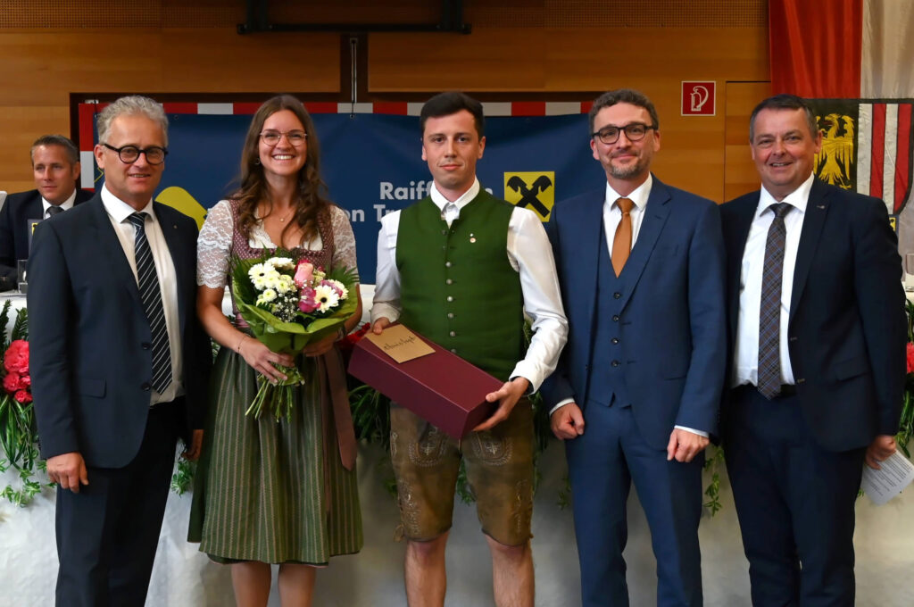 Alexander Bäck, Markus Bachmair (rechts) und Rainer Niesner (2.von rechts) gratulierten Daniela Maier und Christoph Maier (Mitte) zu ihrem erfolgreichen Werdegang.