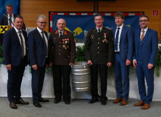 Die Geschäftsleiter Markus Bachmair und Roland Salfinger (2. von rechts), Obmann Alexander Bäck (2. von links) sowie Ehrengast Rainer Niesner (rechts) überreichten Kommandant Gerhard Zellinger und Kassenführer Rudolf Emathinger von der FF Edt-Klaus ein Fass Bier für 75 Jahre Mitgliedschaft in der Genossenschaft.