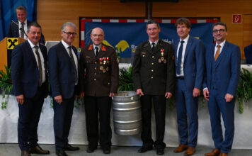 Die Geschäftsleiter Markus Bachmair und Roland Salfinger (2. von rechts), Obmann Alexander Bäck (2. von links) sowie Ehrengast Rainer Niesner (rechts) überreichten Kommandant Gerhard Zellinger und Kassenführer Rudolf Emathinger von der FF Edt-Klaus ein Fass Bier für 75 Jahre Mitgliedschaft in der Genossenschaft.