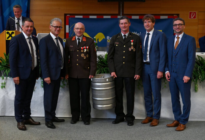 Die Geschäftsleiter Markus Bachmair und Roland Salfinger (2. von rechts), Obmann Alexander Bäck (2. von links) sowie Ehrengast Rainer Niesner (rechts) überreichten Kommandant Gerhard Zellinger und Kassenführer Rudolf Emathinger von der FF Edt-Klaus ein Fass Bier für 75 Jahre Mitgliedschaft in der Genossenschaft.