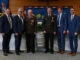 Die Geschäftsleiter Markus Bachmair und Roland Salfinger (2. von rechts), Obmann Alexander Bäck (2. von links) sowie Ehrengast Rainer Niesner (rechts) überreichten Kommandant Gerhard Zellinger und Kassenführer Rudolf Emathinger von der FF Edt-Klaus ein Fass Bier für 75 Jahre Mitgliedschaft in der Genossenschaft.