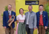 Musiker Gerald Donauer, AR-Vorsitzende Dagmar Herzog, Obmann Andreas Kranabetter und Tobias Wimmer, Obmann der TMK Hochfeld, bei der Übergabe des Flügelhorns