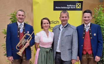Musiker Gerald Donauer, AR-Vorsitzende Dagmar Herzog, Obmann Andreas Kranabetter und Tobias Wimmer, Obmann der TMK Hochfeld, bei der Übergabe des Flügelhorns