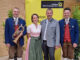 Musiker Gerald Donauer, AR-Vorsitzende Dagmar Herzog, Obmann Andreas Kranabetter und Tobias Wimmer, Obmann der TMK Hochfeld, bei der Übergabe des Flügelhorns