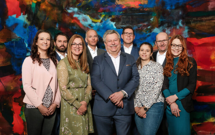 Gruppenfoto: Christian Ratz (Mitte) mit seinem Team